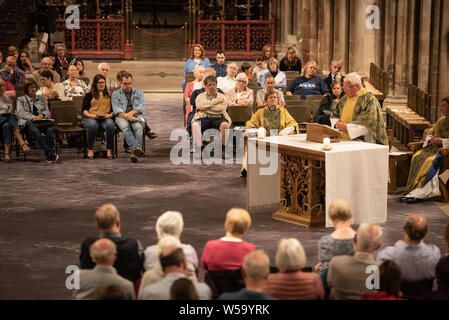 Kathedrale von Lichfield, Lichfield, Staffordshire, Großbritannien. Juli 2019 20. Eine Karte der Mond verwandelt den Boden an der Kathedrale von Lichfield 50. ann zu markieren Stockfoto