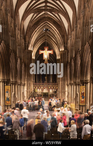 Kathedrale von Lichfield, Lichfield, Staffordshire, Großbritannien. Juli 2019 20. Eine Karte der Mond verwandelt den Boden an der Kathedrale von Lichfield 50. ann zu markieren Stockfoto