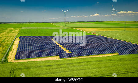 Sonnenkollektoren und Windkraftanlagen, Luftaufnahme von Polen Stockfoto