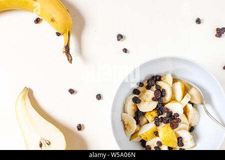 Obstsalat wite Schüssel auf weißen Tisch Stockfoto