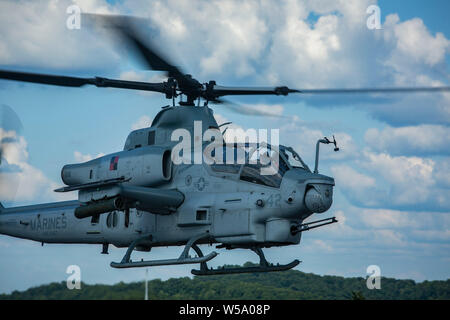 Ein US-Marine AH-1Z Viper mit Marine Light Attack Helicopter Squadron (HMLA) 167 startet in Charleston, West Virginia, 26. Juli 2019. HMLA-167 ist untergeordnete Befehl des 2. Marine Flugzeugflügel. (U.S. Marine Corps Foto: Staff Sgt. William L. Holdaway) Stockfoto