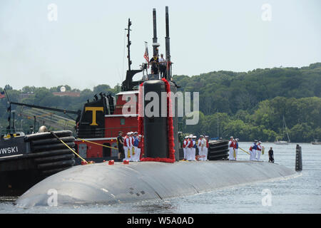 GROTON, Anschl. (Juli. 24, 2019) Segler zu den Los Angeles-Klasse schnell-Angriffs-U-Boot USS Hartford (SSN 768), stehen, Oberseite, wie sie in ihren Heimathafen an der Naval Submarine Base New London in Groton, Anschl. Juli 24, 2019 ziehen. Hartford ausgeführt, der Chef der Maritimen Strategie Marineoperation bei der Unterstützung nationaler Sicherheitsinteressen und Maritime Security Operations. (U.S. Marine Foto von Mass Communication Specialist 1. Klasse Steven Hoskins) Stockfoto