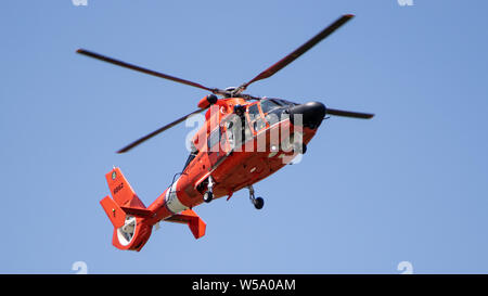 GLEN JEAN, W. Virginia. - United States Coast Guard service Mitglieder von uscg Air Station Detroit, MI Verhalten flyover Operationen und eine Suche und Rettung Demonstration in Ihrer MH 65 Dolphin Helikopter für Pfadfinder bei Goodrich See während der World Scout Jamboree im Glen Jean, WV, 24. Juli 2019. Suche und Rettung ist eine der wichtigsten Aufgaben der USCG Air Station Detroit. (U.S. Army National Guard Foto von Spc Brianna Lawrence) Stockfoto