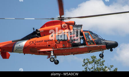 GLEN JEAN, W. Virginia. - United States Coast Guard service Mitglieder von uscg Air Station Detroit, MI Bereitstellen einer Rettung Korb aus ihren MH 65 Dolphin Hubschrauber bei der Suche und Rettung Demonstration an Goodrich See während der World Scout Jamboree im Glen Jean, WV, 24. Juli 2019. Air Station Detroit ist verantwortlich für die Küstenlinie von Saginaw Bay, MI zu den St. Lawrence Seaway. (U.S. Army National Guard Foto von Spc Brianna Lawrence) Stockfoto