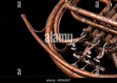 Vintage Bronze Rohre, Ventil, Schlüssel mechanische Elemente Horn auf schwarzem Hintergrund isoliert. Gutes Muster, prompt Musik Instrument. Stockfoto