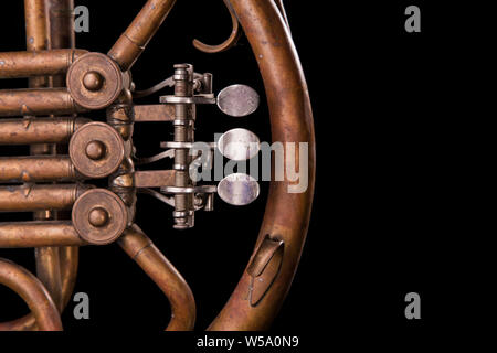 Vintage Bronze Rohre, Ventil, Schlüssel mechanische Elemente Horn auf schwarzem Hintergrund isoliert. Gutes Muster, prompt Musik Instrument. Stockfoto