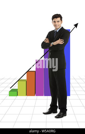 Geschäftsmann, der vor dem nach oben steigenden Balkendiagramm steht Stockfoto
