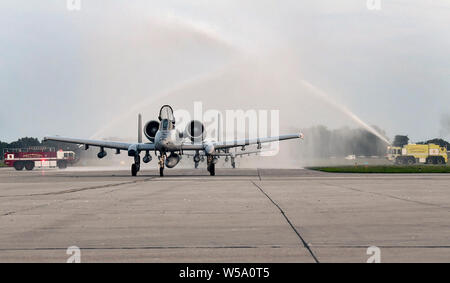 Sechs Piloten der 107 Fighter Squadron hier, Taxi ihre A-10 Thunderbolt II Jets durch Wasserwerfer ihre offizielle Rückkehr von einer Bekämpfung Bereitstellung hier Kennzeichnung am 26. Juli 2019. Mehr als 200 der Michigan Heimatstadt Luftwaffe Flieger zurück aus Afghanistan diese Woche nach der bis zu sechs Monate in der US Central Command der Verantwortung zur Unterstützung von Maßnahmen, die die Freiheit des Sentinel, der inhärenten Lösen und Spartan Schild. Stockfoto