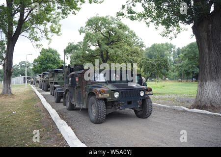 Us-Armee Soldaten, zugeordnet zu den 2d-Geschwader, 2d-Cavalry Regiment, Bühne Fahrzeuge bei rest stop bei einer georgischen Militärbasis bei Agile Geist 19 Nur wenige Stunden von Senaki, Georgien, 26. Juli 2019. Als 19 ist eine kooperativ-led-Übung zwischen der georgischen Streitkräfte und US-Army Europe, entworfen, Theater die sicherheitspolitische Zusammenarbeit und Ausbildung unter den 14 Verbündeten zu unterstützen und die Zusammenarbeit der Nationen teilnehmen. Die Übung ist so konzipiert, dass gemeinsame und multinationale Bereitschaft, Kompatibilität, Mobilität und Haltung der Bekämpfung glaubwürdige Kräfte über das europäische Theater speziell in verbessern Stockfoto