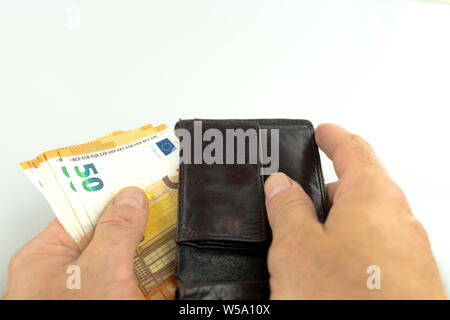 Isolierte Sicht auf einen Mann unter 50 Euro Geldscheine aus braunem Leder Brieftasche Stockfoto