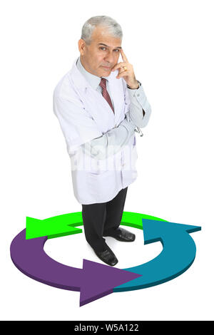 Hochwinkelige Ansicht eines männlichen Arztes, der in einem Pfeilkreis steht Stockfoto