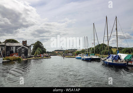 Verlassen der Schleuse um rollrasen Hotel auf eine Reise bis zu Exeter auf der Exeter Kanal Europas älteste Ship Canal. Stuart Linien Kreuzfahrten Stockfoto