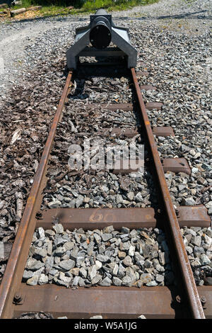 Nahaufnahme auf das Ende der Schmalspurbahn track mit einem prellbock Stockfoto