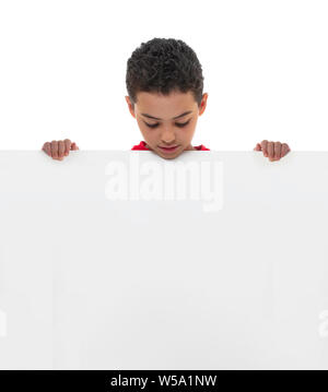 Ein Junge Holding White Board mit leeren Kopie Raum, Werbung Konzept Stockfoto