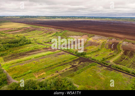 Luftbild von Bord Na Mona Rasen und Torfmoore in der irischen Landschaft, County Kildare, Irland Stockfoto