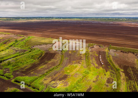 Luftbild von Bord Na Mona Rasen und Torfmoore in der irischen Landschaft, County Kildare, Irland Stockfoto