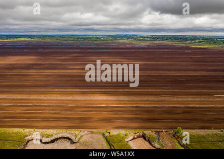 Luftbild von Bord Na Mona Rasen und Torfmoore in der irischen Landschaft, County Kildare, Irland Stockfoto