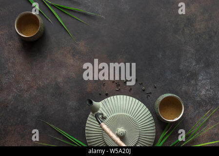 Grüner Tee Zusammensetzung mit Bambus Blätter. Traditionelle Chinesische Tee, Teezeremonie Konzept, Ansicht von oben, kopieren. Stockfoto