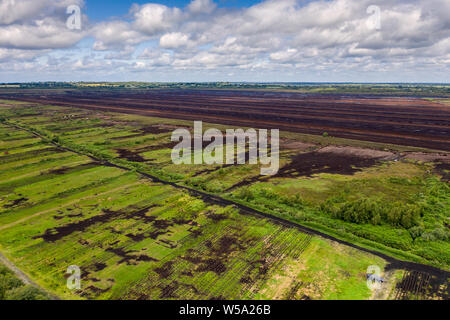 Luftbild von Bord Na Mona Rasen und Torfmoore in der irischen Landschaft, County Kildare, Irland Stockfoto