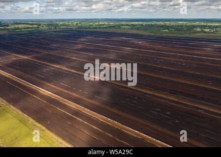 Luftbild von Bord Na Mona Rasen und Torfmoore in der irischen Landschaft, County Kildare, Irland Stockfoto