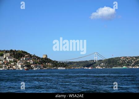 Fatih Sultan Mehmet Brücke und Rumelihisarı Festung am Bosporus, Istanbul, Türkei. Stockfoto