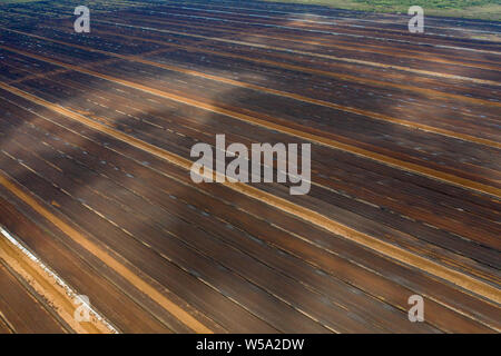 Luftbild von Bord Na Mona Rasen und Torfmoore in der irischen Landschaft, County Kildare, Irland Stockfoto