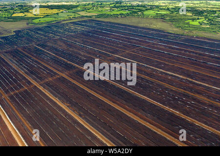 Luftbild von Bord Na Mona Rasen und Torfmoore in der irischen Landschaft, County Kildare, Irland Stockfoto