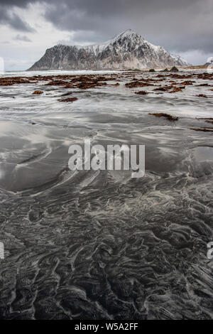 Stürmische winter Szene auf Skagsanden Strand auf den Lofoten, Norwegen Stockfoto