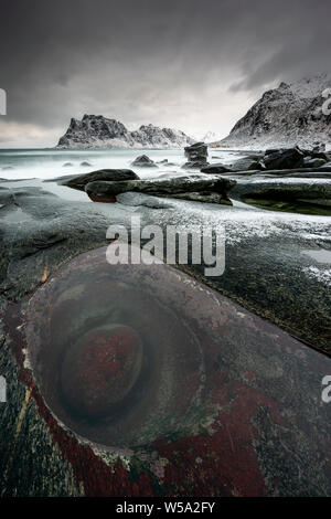 Die berühmten Boulder auf Uttakleiv Strand als Auge des Drachen auf den Lofoten, Norwegen bekannt Stockfoto