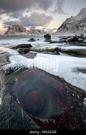 Die berühmten Boulder auf Uttakleiv Strand als Auge des Drachen auf den Lofoten, Norwegen bekannt Stockfoto