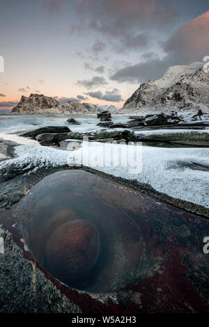 Die berühmten Boulder auf Uttakleiv Strand als Auge des Drachen auf den Lofoten, Norwegen bekannt Stockfoto