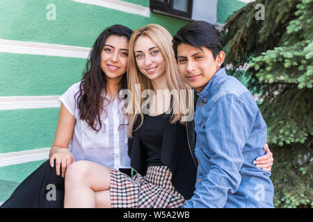 Porträt von zwei Studentinnen und ein Student außerhalb der Universität Gebäude, close-up Stockfoto