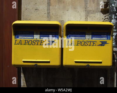 PARIS FRANKREICH - LETTER BOX AUF DER STRASSE - PARIS STREET FOTOGRAFIE - FRANZÖSISCHE BRIEFKASTEN - MAIL BOX PARIS © Frédéric BEAUMONT Stockfoto