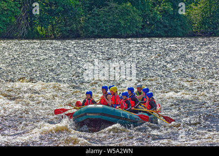 RIVER SPEY SCHOTTLAND GROSSE SCHLAUCHBOOT MIT ERWACHSENEN UND KINDERN AN BORD VERHANDELN WHITE WATER Stockfoto