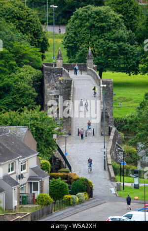 Ansicht von Fußgängern auf alten Stirling Bridge über den River Forth an der Stirling, Schottland, Großbritannien Stockfoto