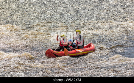 RIVER SPEY SCHOTTLAND SCHLAUCHBOOT MIT DREI PADDLER REITEN der White Water Rapids Stockfoto