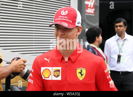 Hockenheim, Deutschland. 27. Juli, 2019. Motorsport: Formel 1-Weltmeisterschaft, den grossen Preis von Deutschland. Mick Schumacher geht zum Fahrerlager. Credit: Uli Deck / dpa/Alamy leben Nachrichten Stockfoto