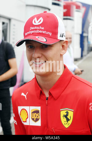 Hockenheim, Deutschland. 27. Juli, 2019. Motorsport: Formel 1-Weltmeisterschaft, den grossen Preis von Deutschland. Mick Schumacher geht zum Fahrerlager. Credit: Uli Deck / dpa/Alamy leben Nachrichten Stockfoto