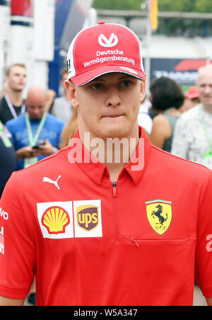 Hockenheim, Deutschland. 27. Juli, 2019. Motorsport: Formel 1-Weltmeisterschaft, den grossen Preis von Deutschland. Mick Schumacher geht zum Fahrerlager. Credit: Uli Deck / dpa/Alamy leben Nachrichten Stockfoto