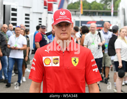 Hockenheim, Deutschland. 27. Juli, 2019. Motorsport: Formel 1-Weltmeisterschaft, den grossen Preis von Deutschland. Mick Schumacher geht zum Fahrerlager. Credit: Uli Deck / dpa/Alamy leben Nachrichten Stockfoto