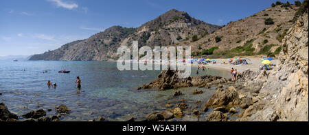 Canuelo Strand in Los Acantilados de Maro-Cerro Gordo Naturpark in der Nähe von Nerja, Malaga, Axarquia, Andalusien, Costa del Sol, Spanien Stockfoto