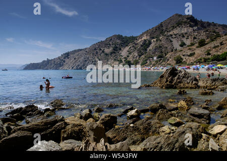 Canuelo Strand in Los Acantilados de Maro-Cerro Gordo Naturpark in der Nähe von Nerja, Malaga, Axarquia, Andalusien, Costa del Sol, Spanien Stockfoto