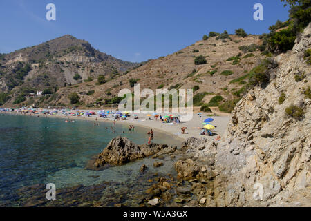 Canuelo Strand in Los Acantilados de Maro-Cerro Gordo Naturpark in der Nähe von Nerja, Malaga, Axarquia, Andalusien, Costa del Sol, Spanien Stockfoto