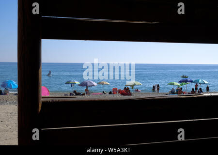 Blick von der Bushaltestelle in der canuelo Strand in Los Acantilados de Maro-Cerro Gordo Naturpark in der Nähe von Nerja, Andalusien, Costa del Sol, Spanien Stockfoto