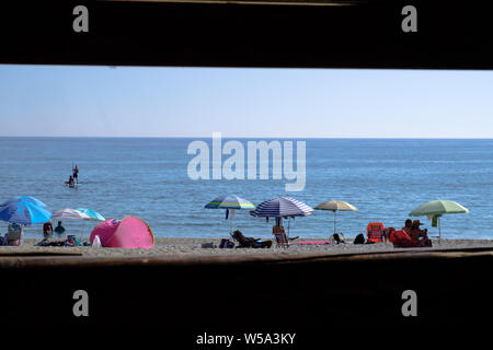 Blick von der Bushaltestelle in der canuelo Strand in Los Acantilados de Maro-Cerro Gordo Naturpark in der Nähe von Nerja, Andalusien, Costa del Sol, Spanien Stockfoto