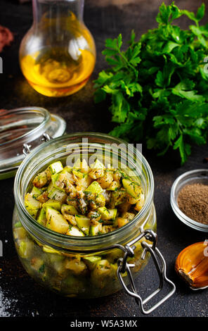 Gebratene Zucchini mit Dill und galic in Glas Bank Stockfoto