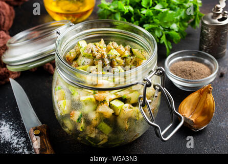 Gebratene Zucchini mit Dill und galic in Glas Bank Stockfoto