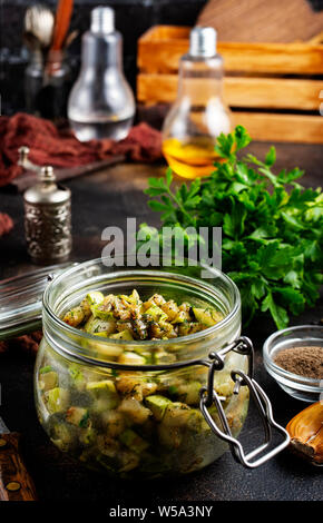 Gebratene Zucchini mit Dill und galic in Glas Bank Stockfoto