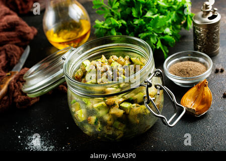 Gebratene Zucchini mit Dill und galic in Glas Bank Stockfoto