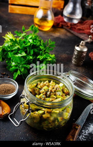 Gebratene Zucchini mit Dill und galic in Glas Bank Stockfoto